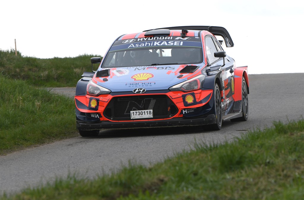 Esben Hegelund og Erik Kristensen kan ikke opnå point til DIF-mesterskabet, men de kan blæse konkurrenterne en lang march, når de speeder op for deres Hyundai i20 WRC på lørdagens sønderjyske hastighedsprøver.
(Foto: Morten Dam - autoMOTIV/specialpress)